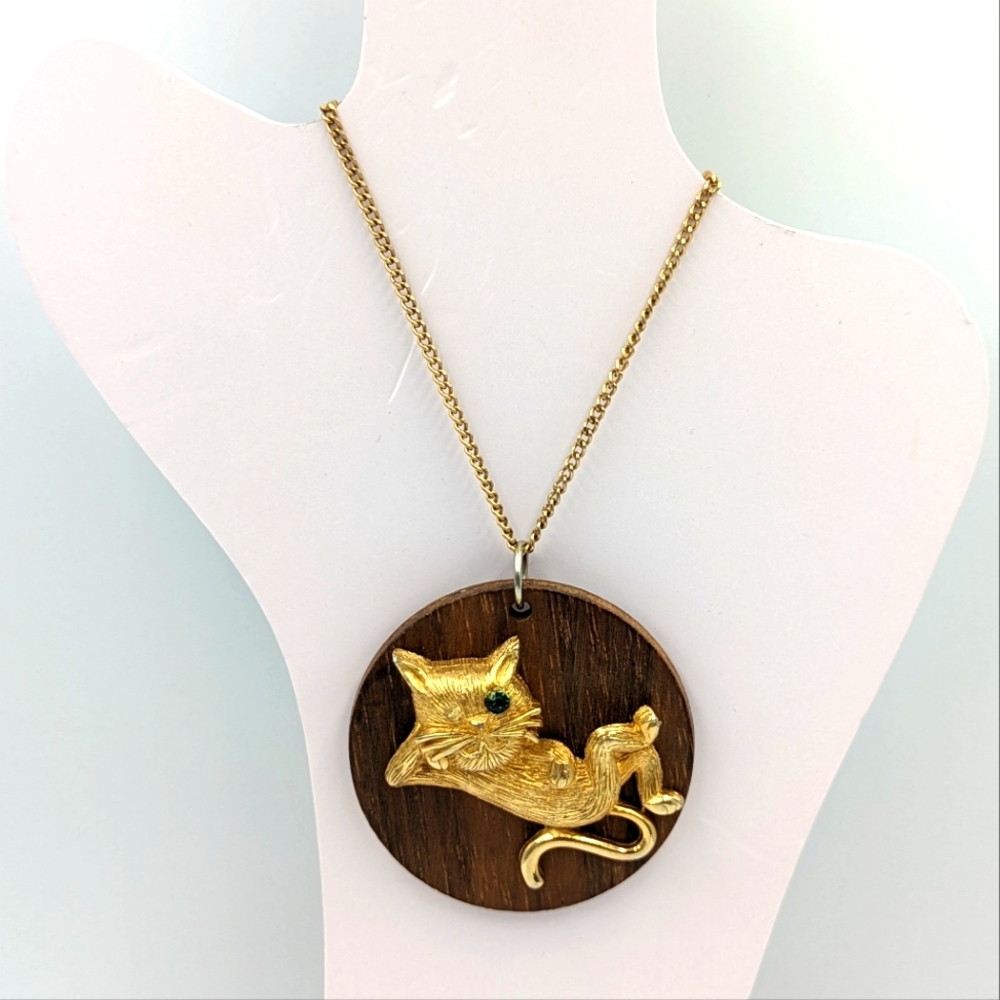Winking Cat Pendant Wood Base Green Rhinestone Gold Tone Vintage Retro Unsigned